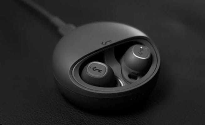 a black yx1 earphones
